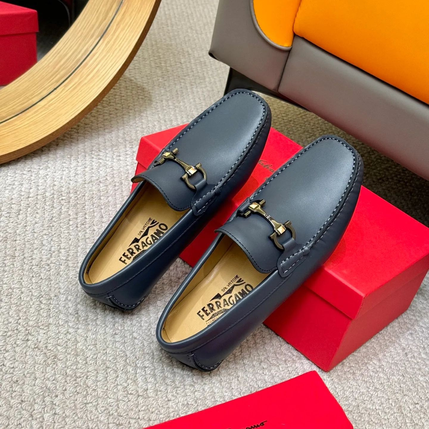 Men's men's shoes 💰420 (Yangli) Ferragamo 〰Ferragamo 2⃣️0⃣️2⃣️5️⃣ New series 👊🏻 Upper 🇮🇹 Italian imported calfskin, original outsole molding. Water-dyed sheepskin lining. The identity of every successful man is set off, and the upper and lower shoes are elegant and stable🚶🏻🚶🏻The high-end custom counter original replica is an eternal classic🔍️Number of codes: 38-46 with counter packaging